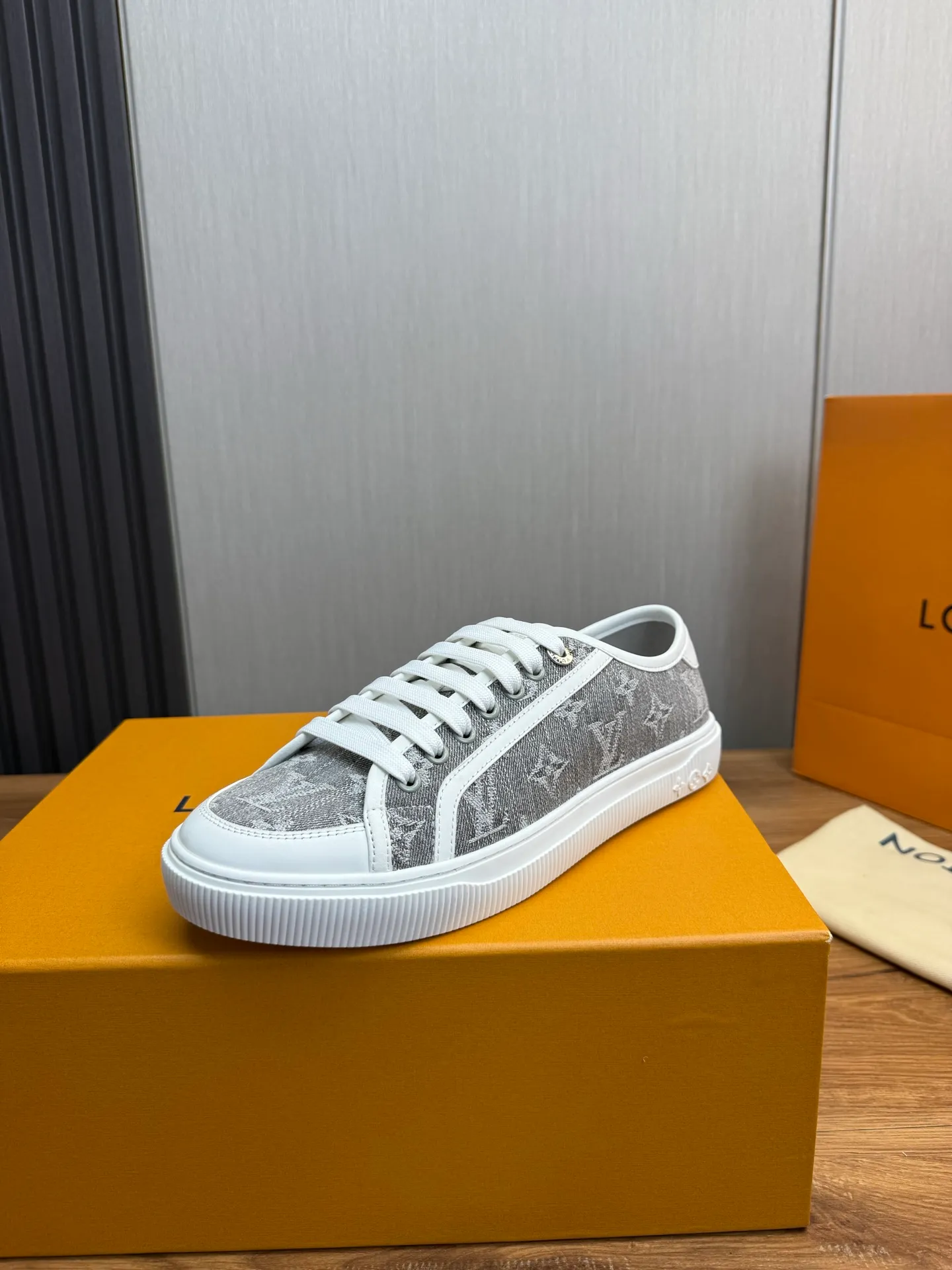 Men's shoes 💰600💰 LV. Hot sale at the counter 🔥Couple canvas shoes 👩‍❤️‍👨 Official website synchronization, original brand printed fabric + original original sole, 36-45 (40 for women, 38.45 for men, custom-made, non-refundable)